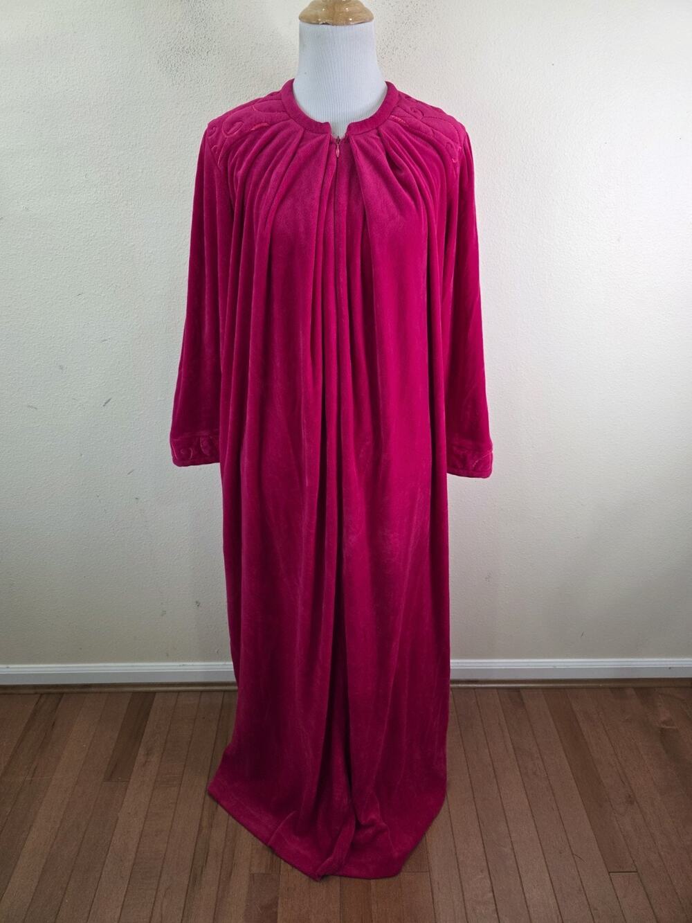 Diamond Tea Women's Magenta Pink Velour Zip Up Robe Size Medium Petite